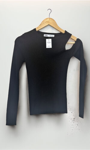 REMERA HOMBRO DESCUBIERTO ZARA (M)