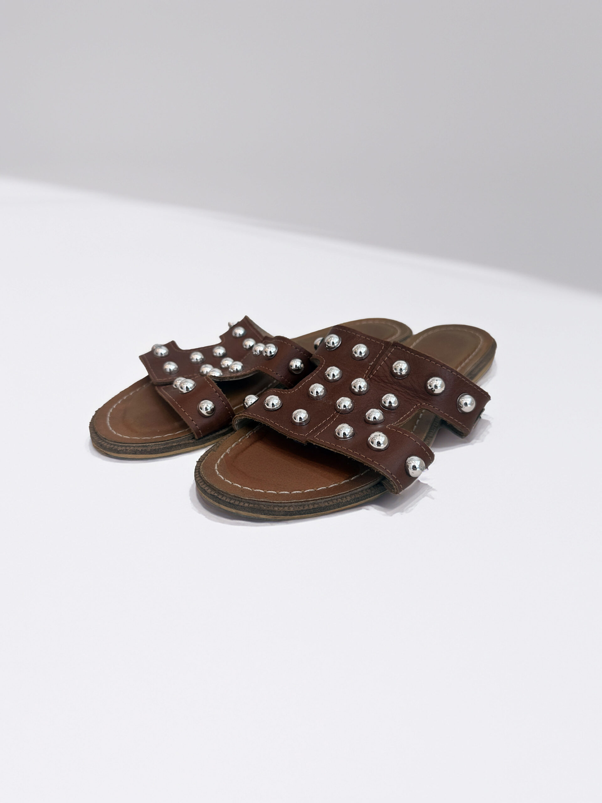 CHATITAS TACHAS MARRON SIN MARCA (37) - Imagen 2