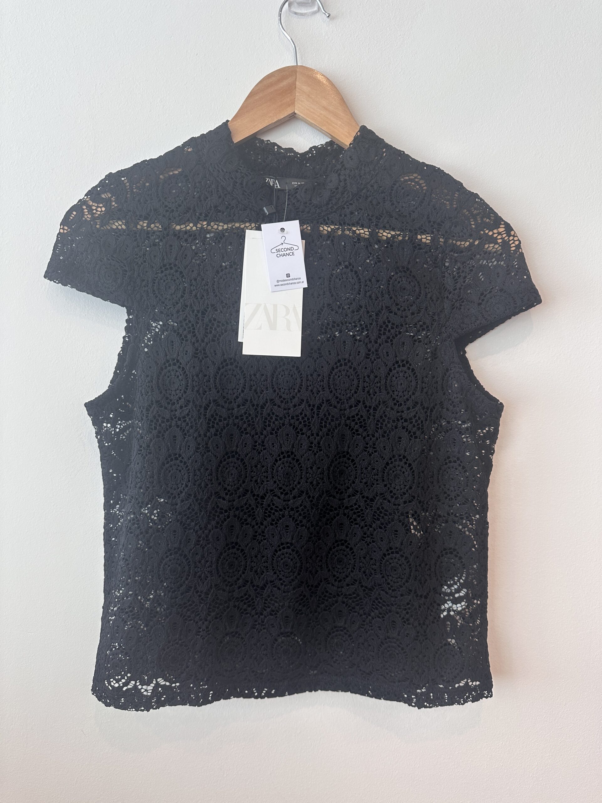 REMERA ENCAJE NEGRA ZARA (M)