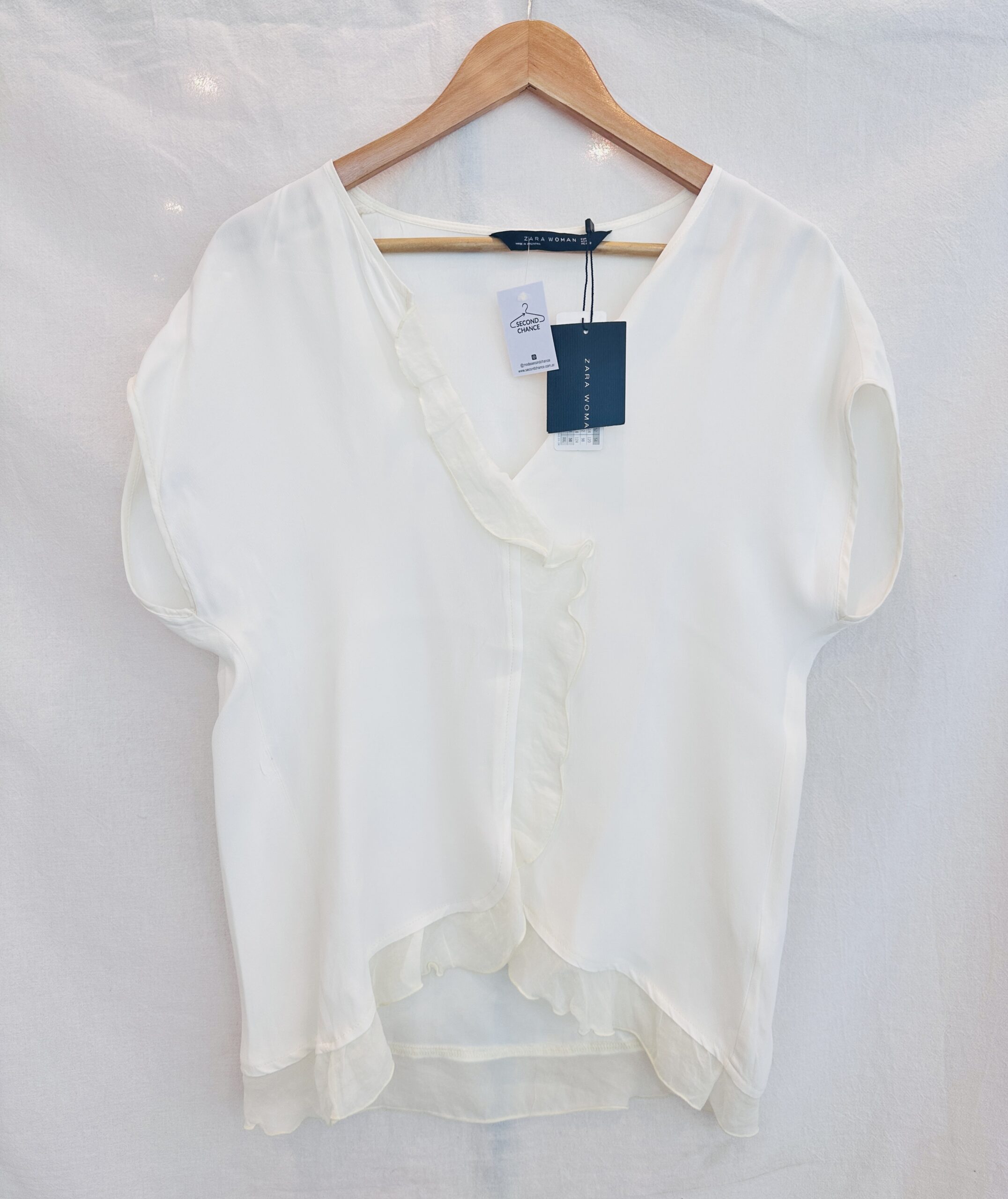 BLUSA BLANCA CON VOLADOS ZARA (L)