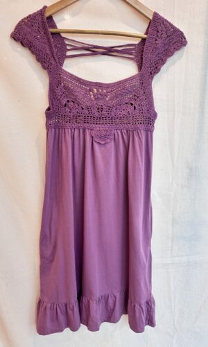 VESTIDO VIOLETA CON DETALLES TEJIDOS AKIABARA (S)