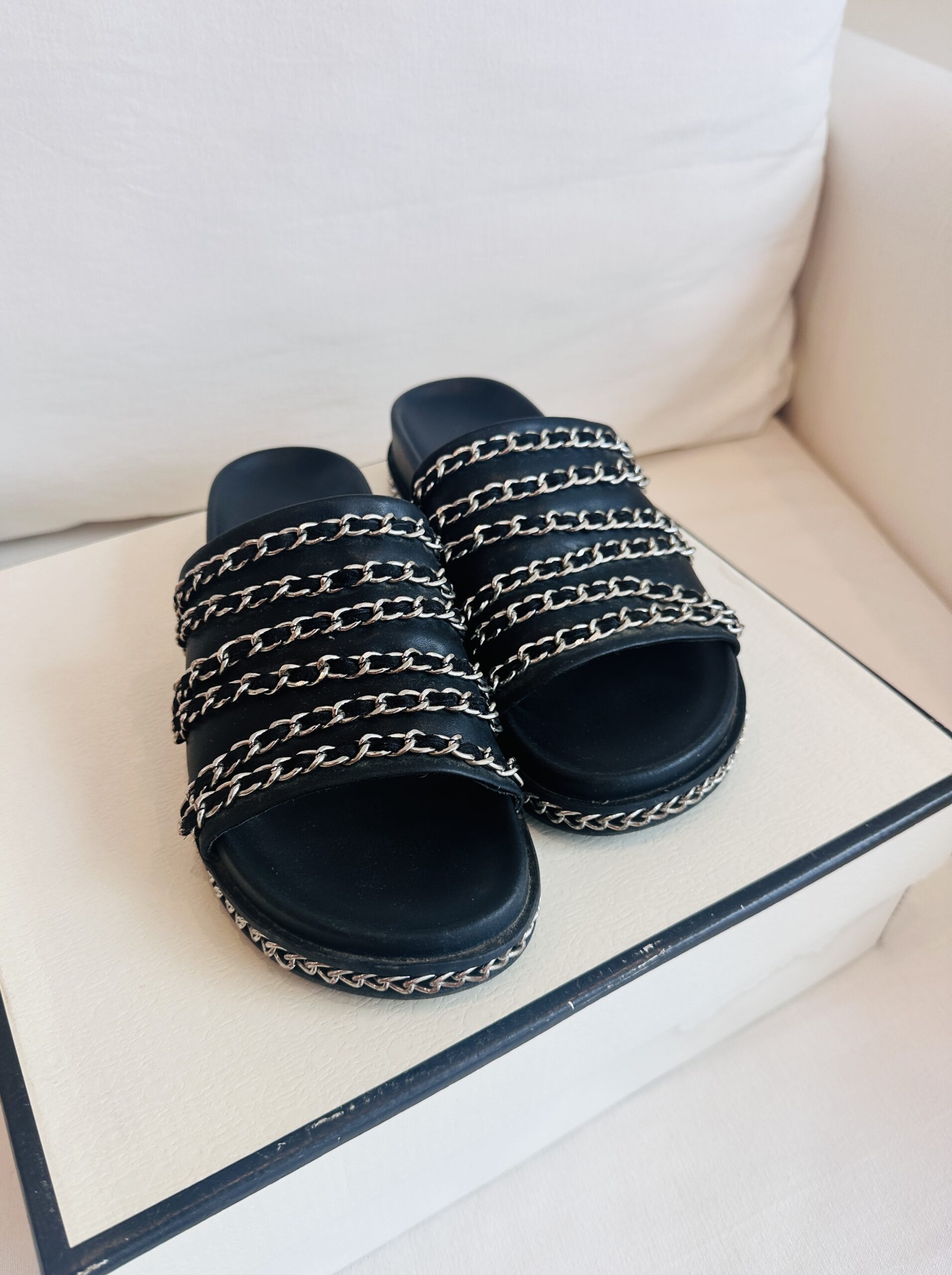 SLIDES NEGRAS CON CADENAS SARKANY (37)