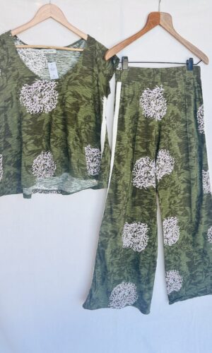 SET MONOCROMATICO BLUSA + PANTALON LIVIANO VERDE CON ESTAMPA  JAZMIN CHEBAR (L)