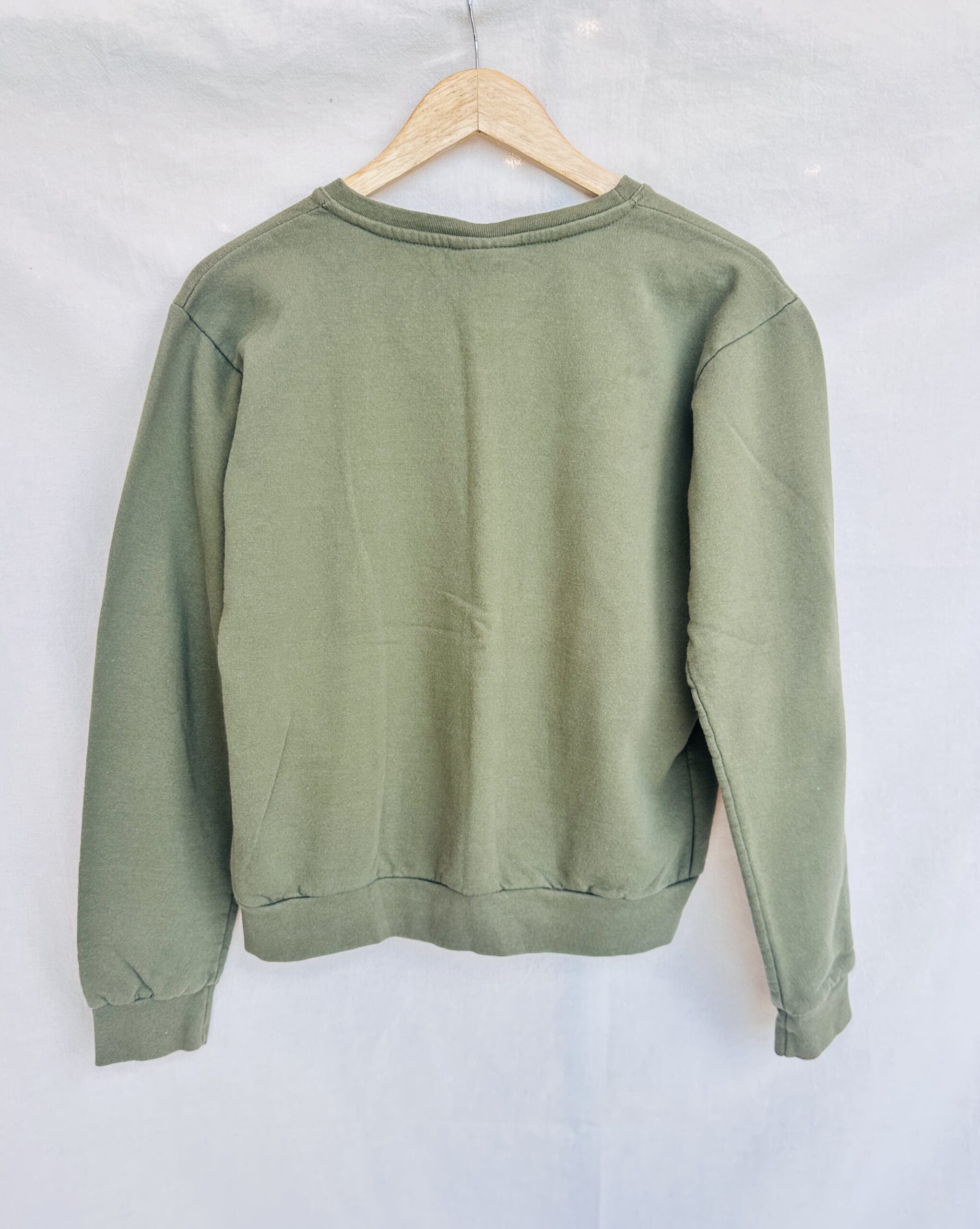 BUZO LIVIANO VERDE MILITAR SIN MARCA ( M) - Imagen 2