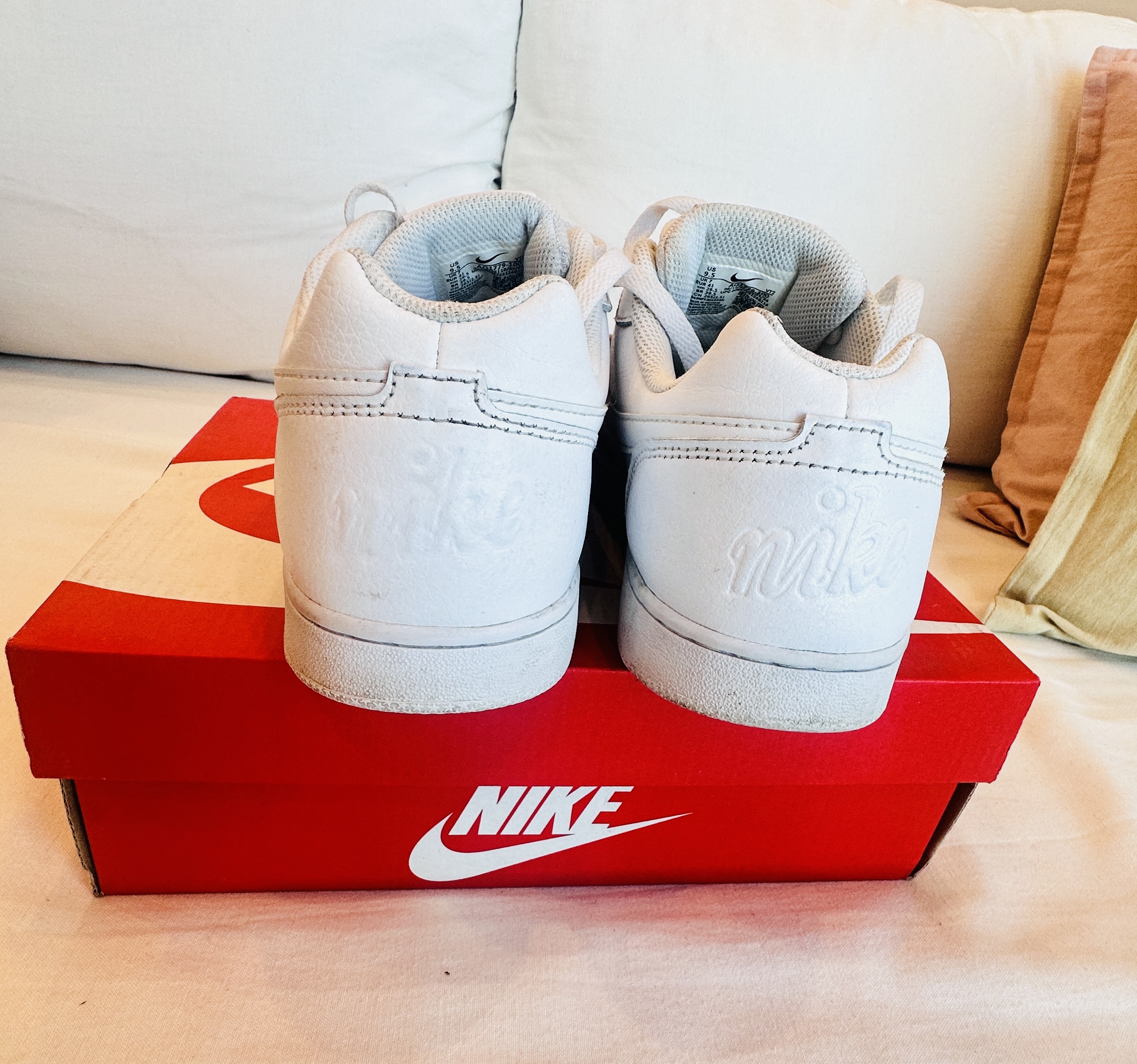 ZAPATILLAS CLASICAS BLANCAS NIKE (40) - Imagen 2