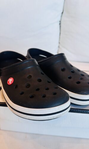 CROCS NEGRAS (37)