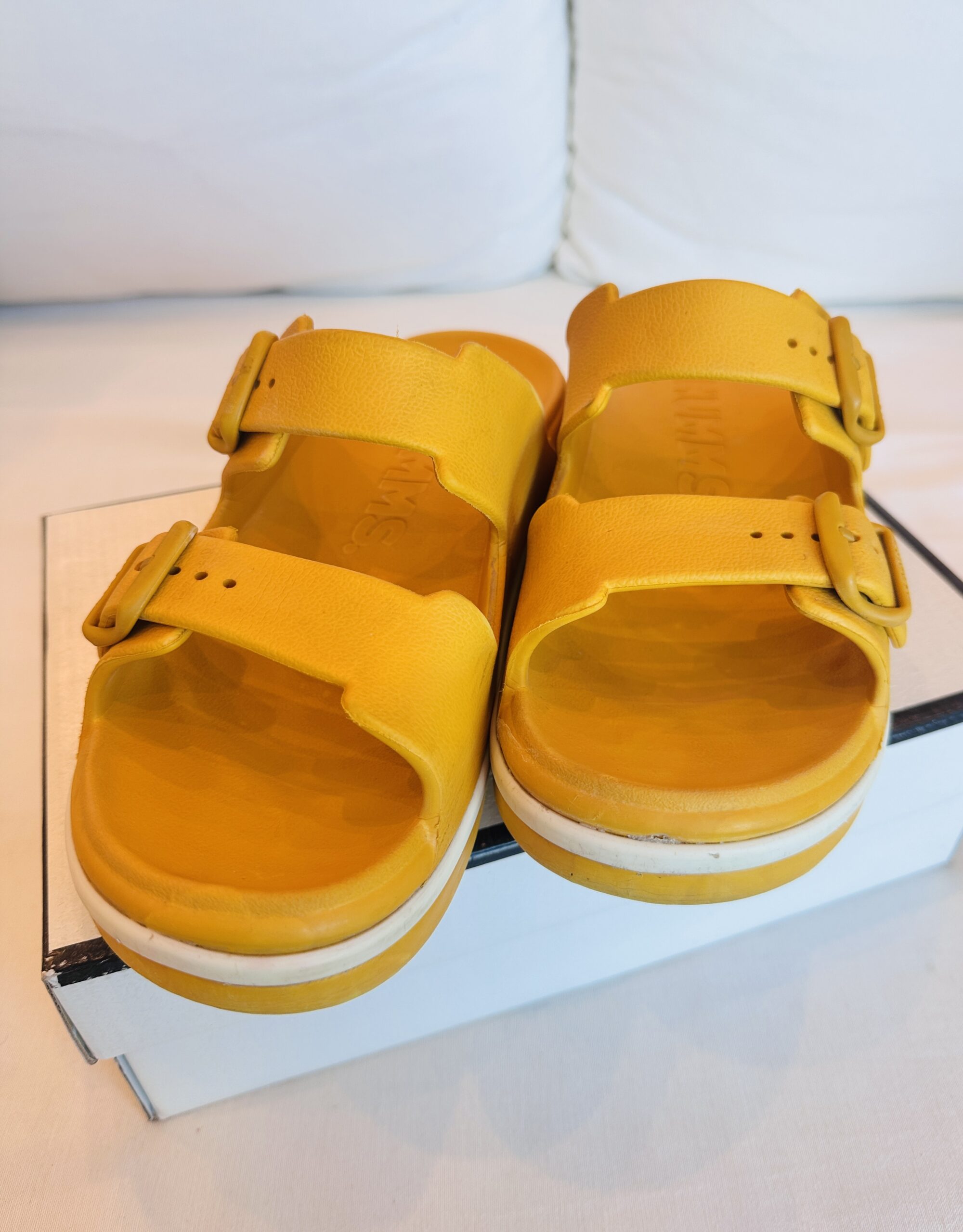 SANDALIAS HUMMS AMARILLAS CON HEBILLLA (39) - Imagen 2