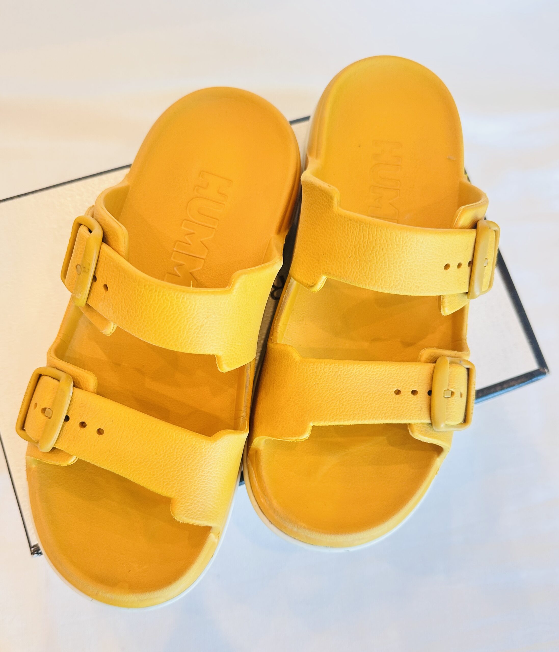 SANDALIAS HUMMS AMARILLAS CON HEBILLLA (39) - Imagen 3