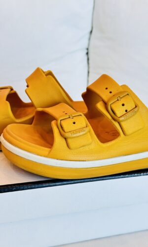 SANDALIAS HUMMS AMARILLAS CON HEBILLLA (39)
