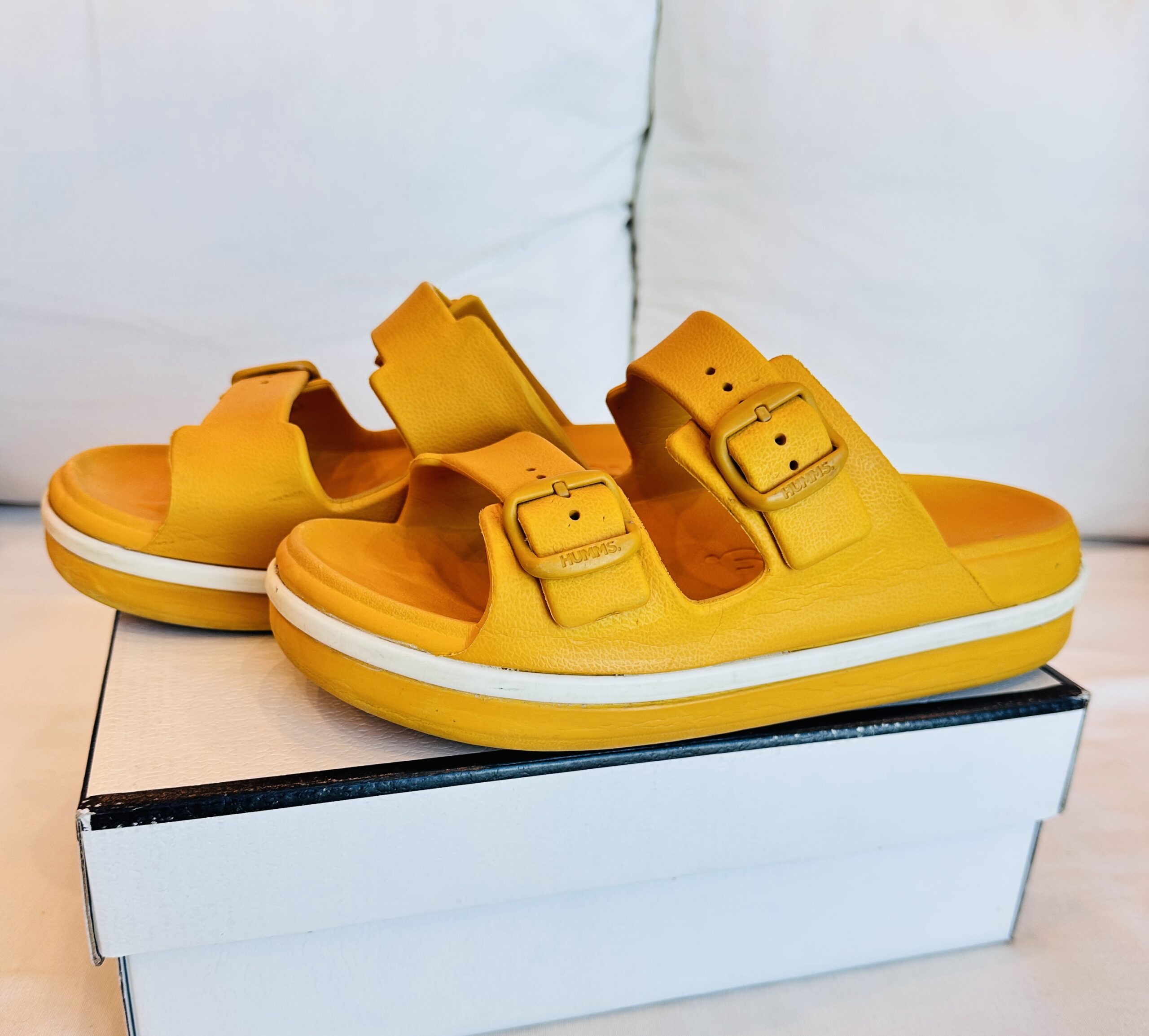 SANDALIAS HUMMS AMARILLAS CON HEBILLLA (39)