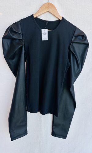 CAMISETA NEGRA MANGAS ENGOMADAS SIN MARCA (L)