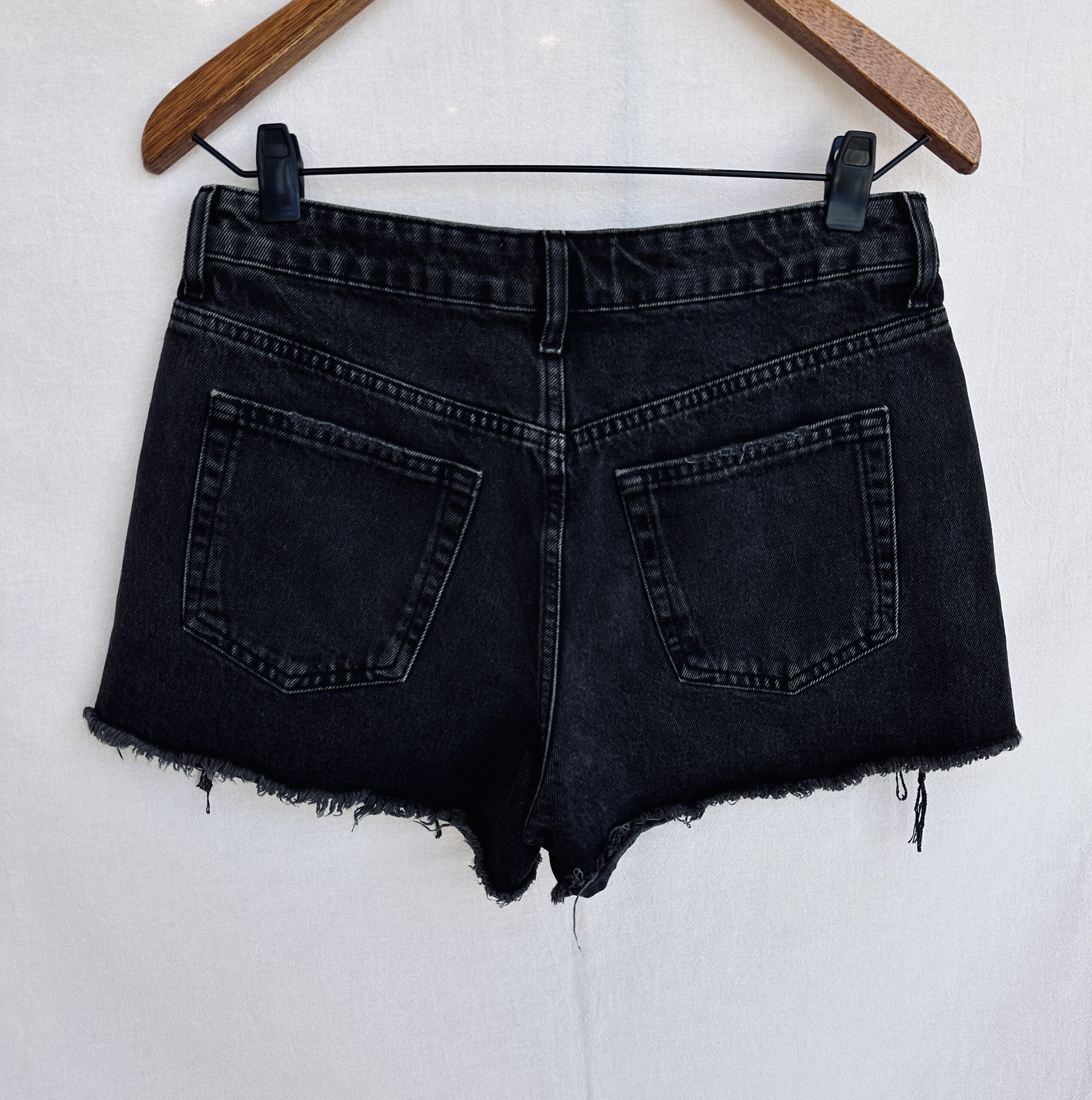 SHORT NEGRO RIGIDO ZARA (S) - Imagen 2