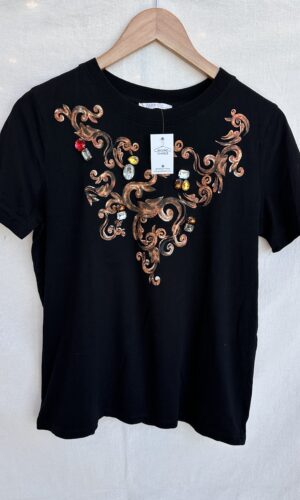 REMERA NEGRA ZARA CON APLIQUES (M)