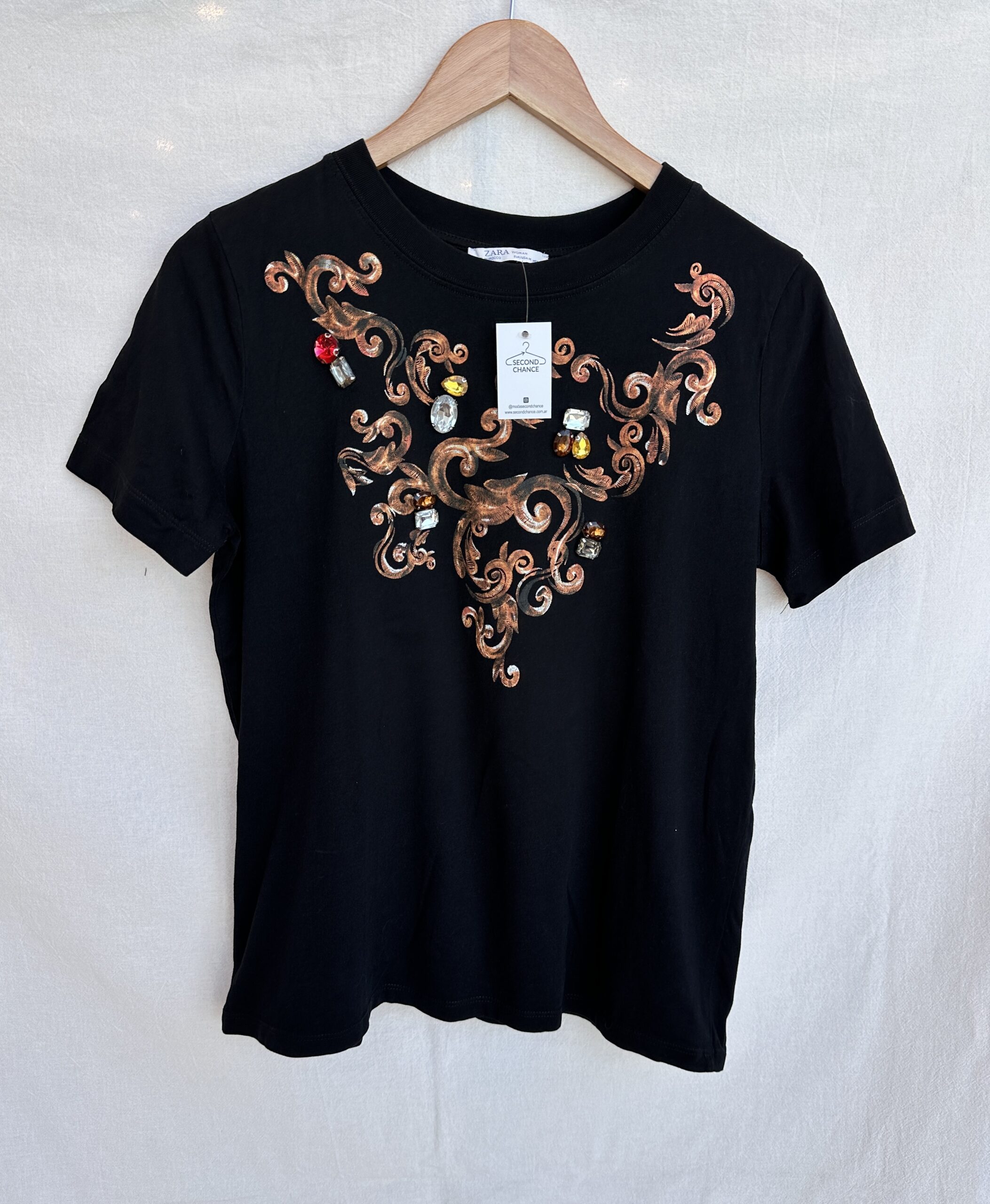 REMERA NEGRA ZARA CON APLIQUES (M)