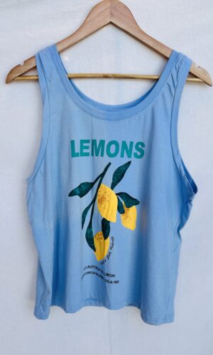 MUSCULOSA TOP DESIGN CELESTE NUEVA CON ETIQUETA (M)