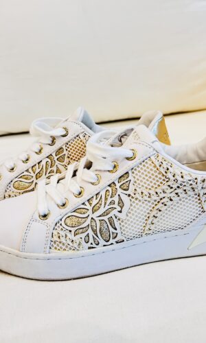 ZAPATILLAS GUESS DETALLES DORADOS (38)