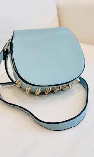 BANDOLERA CELESTE CON TACHAS PRUNE