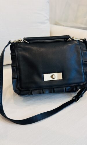 BANDOLERA SATCHEL CON VOLADOS NEGRA KATE SPADE