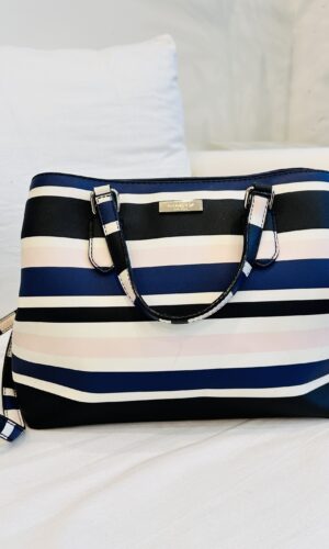 CARTERA RAYADA KATE SPADE (detalle a la vista)