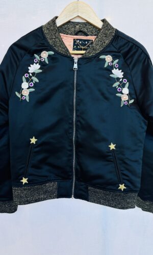 CAMPERA NEGRA + BORDADO RAPSODDIA  (M)