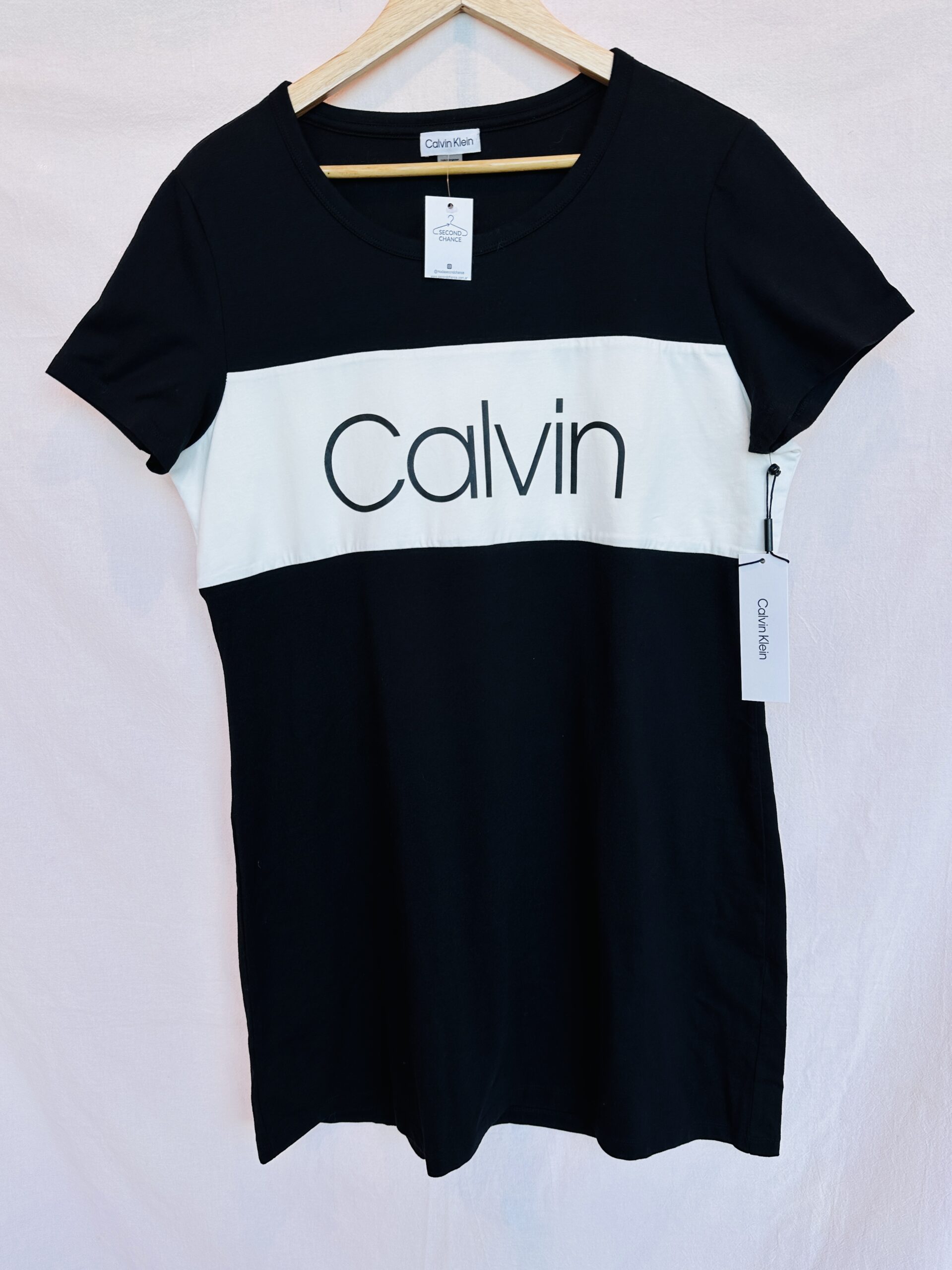 REMERON NEGRO CALVIN KLEIN NUEVO CON ETIQUETA (XL)