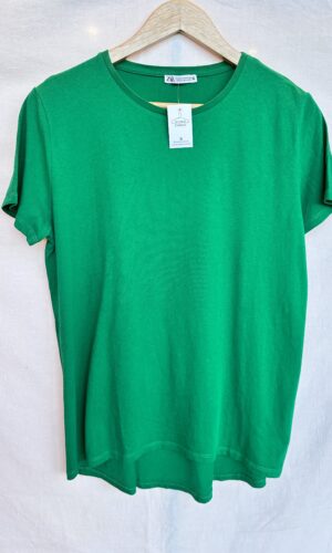 REMERA BASICA VERDE ZARA (M)