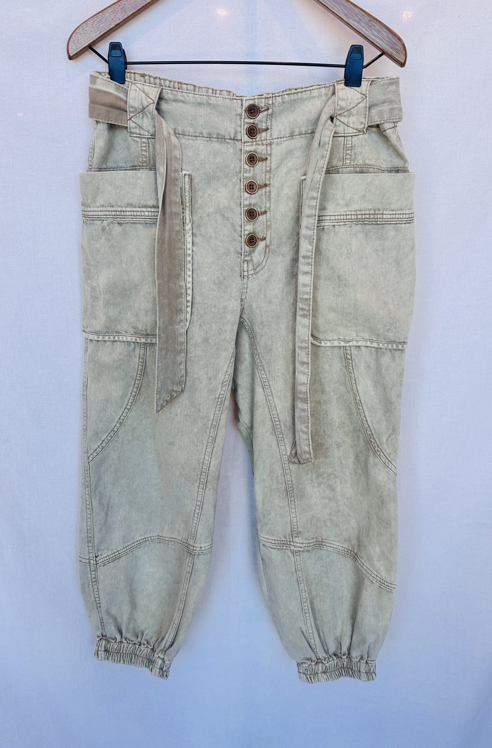 JEAN BABUCHA FREE PEOPLE BOTONES DELANTEROS BEIGE (M)