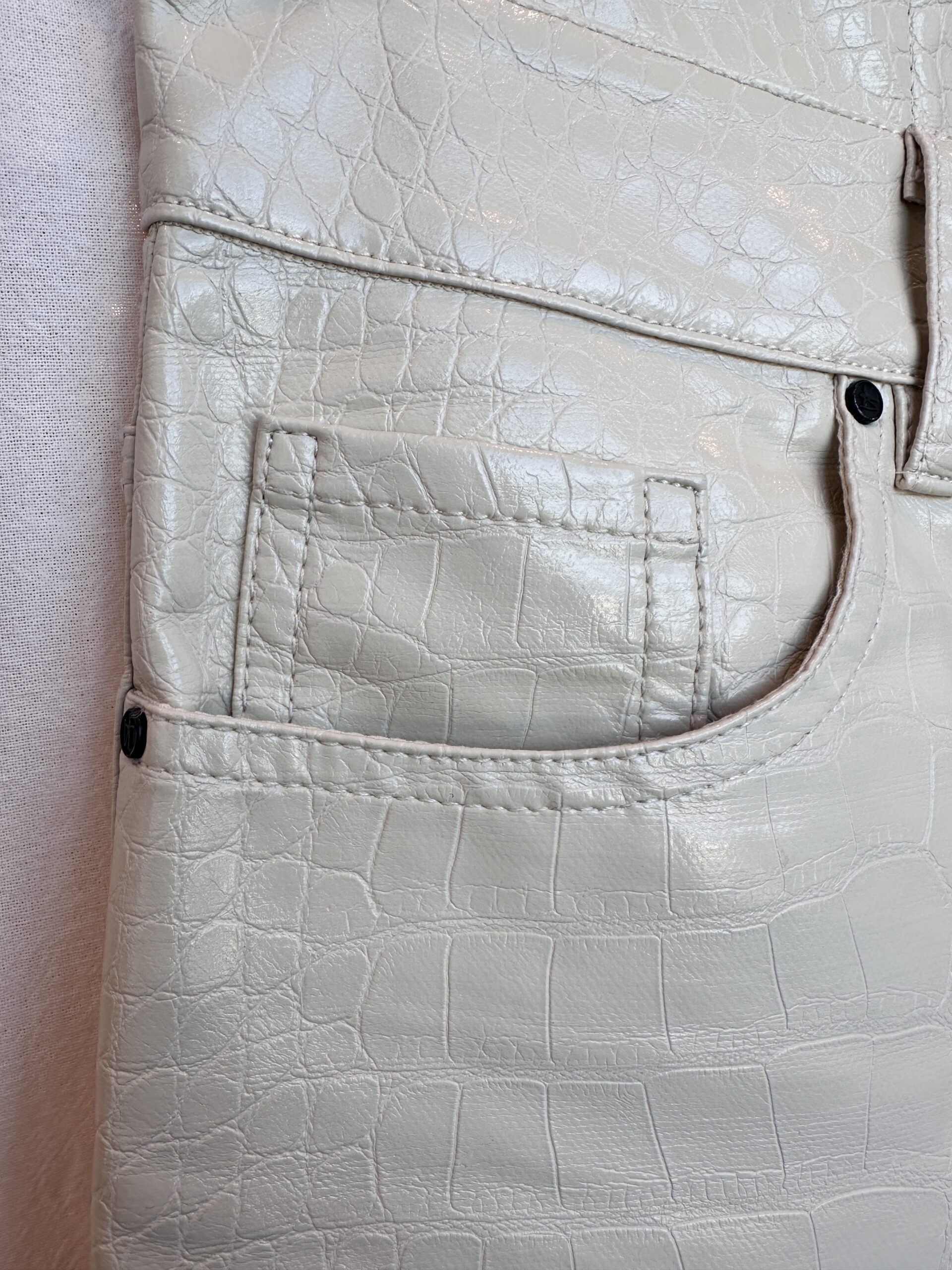 PANTALON DE ECOCUERO GRABADO REPTIL BLANCO VICTORIA TUCCI (M) - Imagen 3