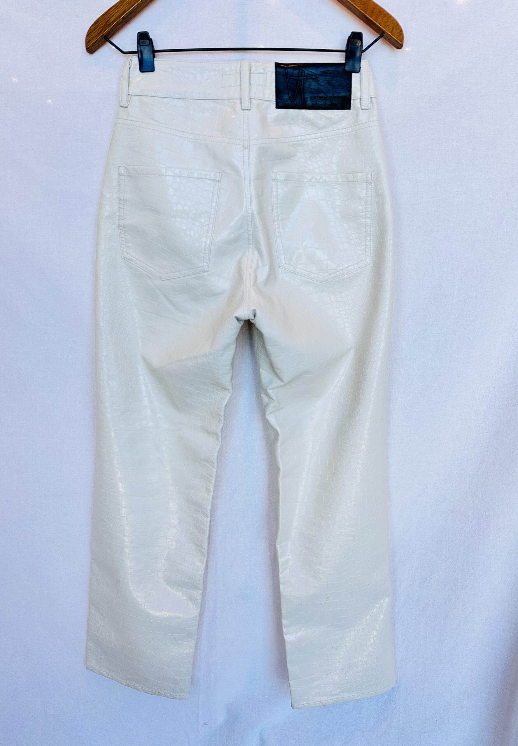 PANTALON DE ECOCUERO GRABADO REPTIL BLANCO VICTORIA TUCCI (M) - Imagen 2