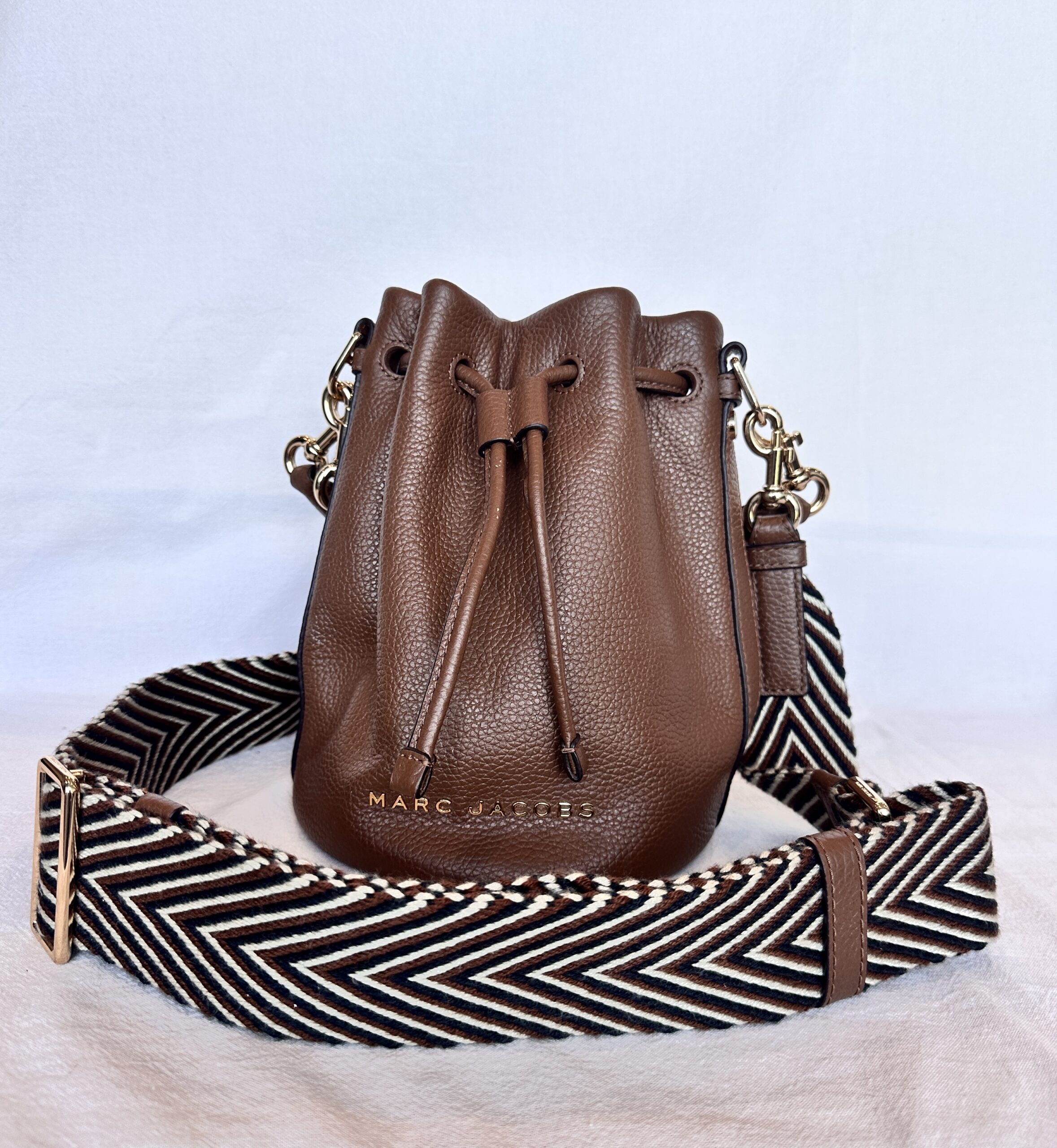 CARTERA MARRON THE BUCKET MARK JACOBS