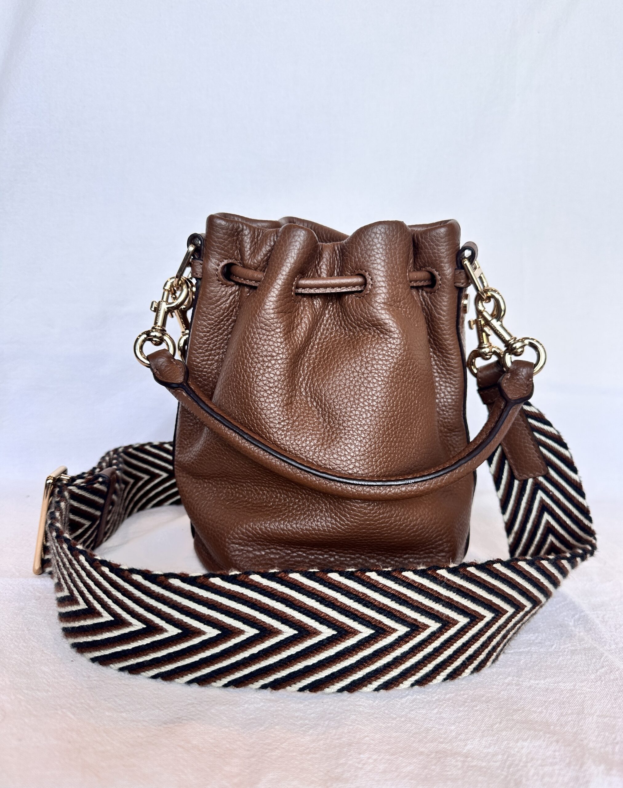 CARTERA MARRON THE BUCKET MARK JACOBS - Imagen 2