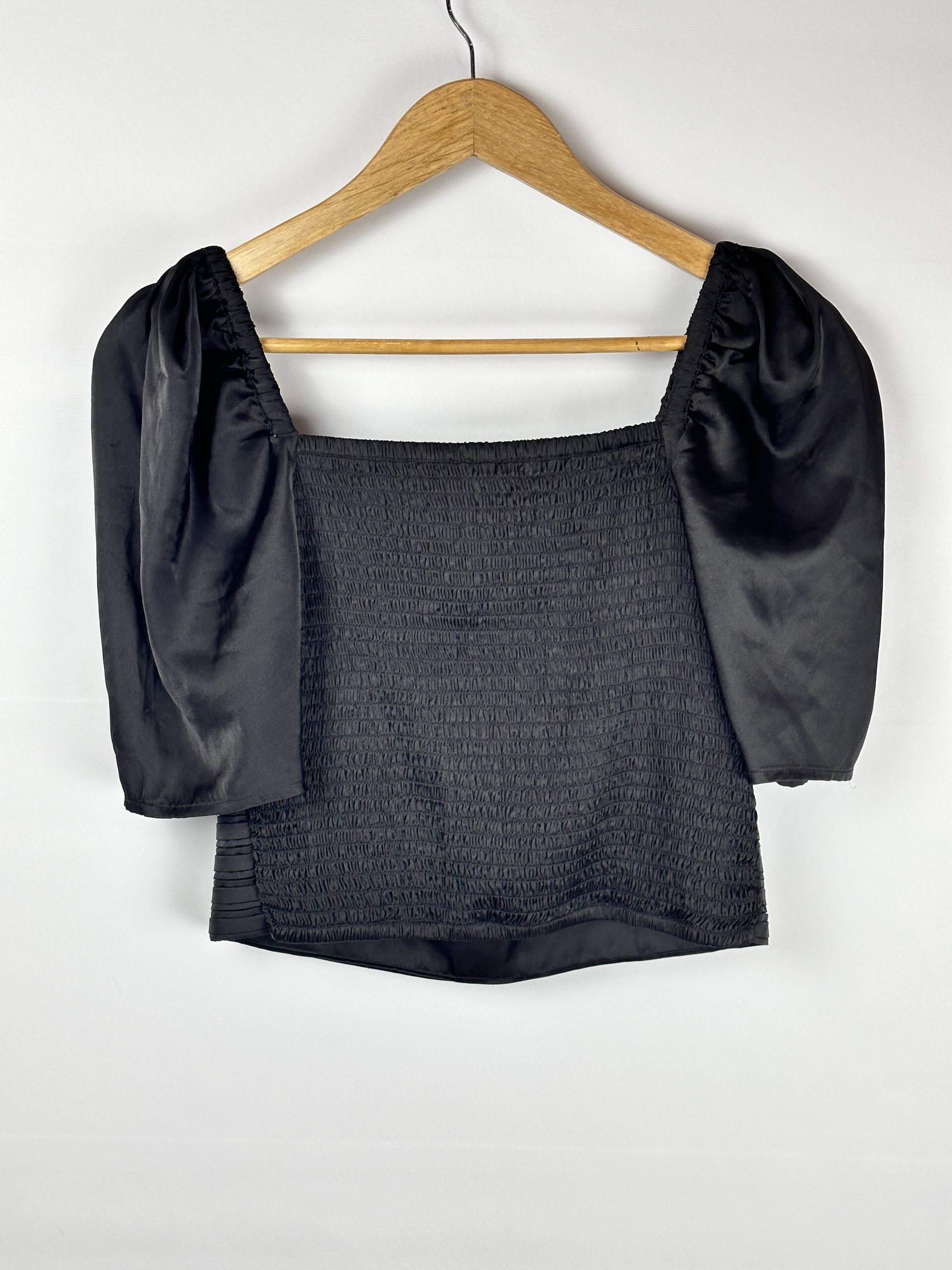 REMERA NEGRA HOMBRO DESCUBIERTO EXPRESS (M) - Imagen 3