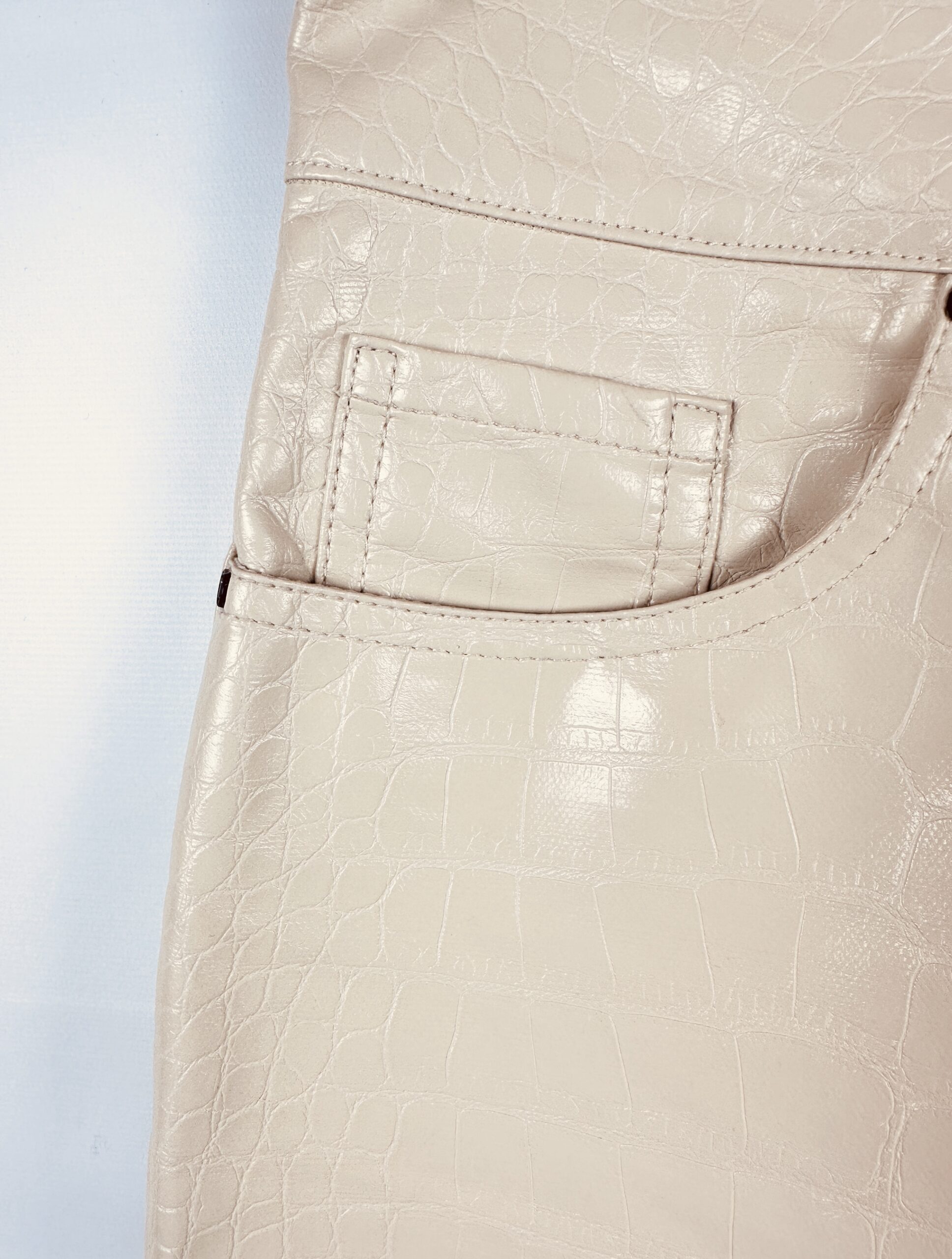 PANTALON DE ECOCUERO GRABADO REPTIL BLANCO VICTORIA TUCCI (M) - Imagen 2