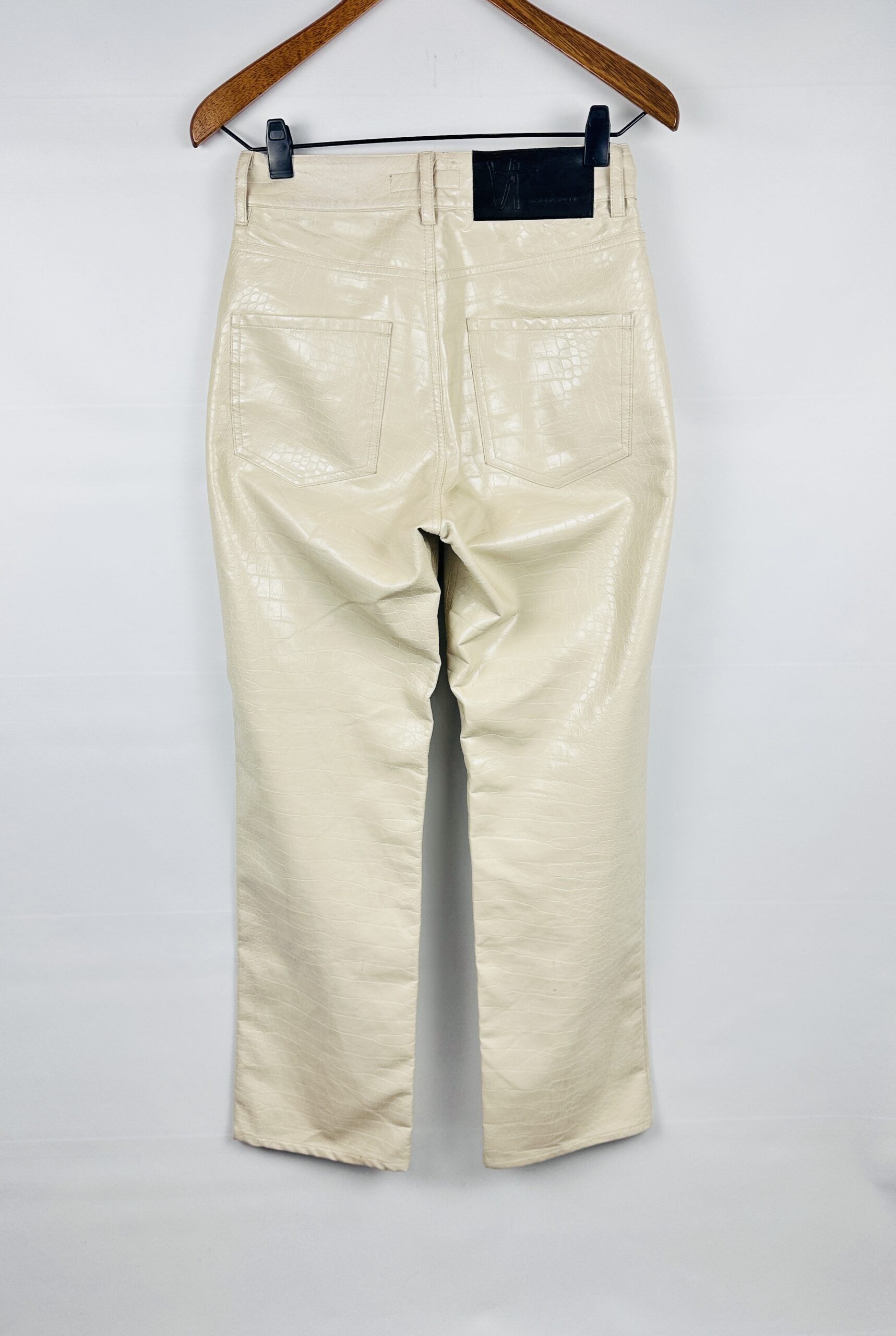 PANTALON DE ECOCUERO GRABADO REPTIL BLANCO VICTORIA TUCCI (M) - Imagen 3