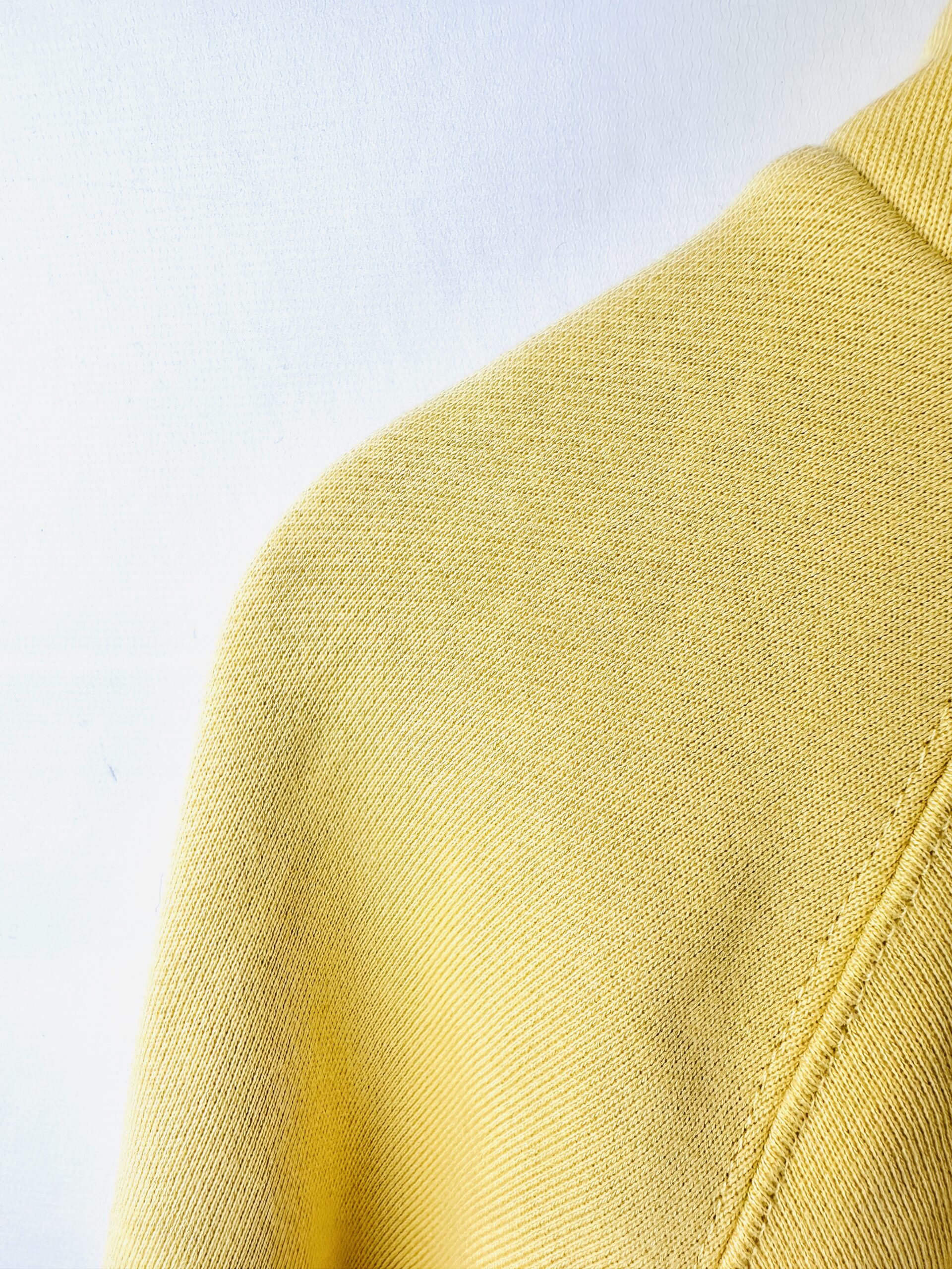 BUZO AMARILLO ESSENTIALS (M) - Imagen 2