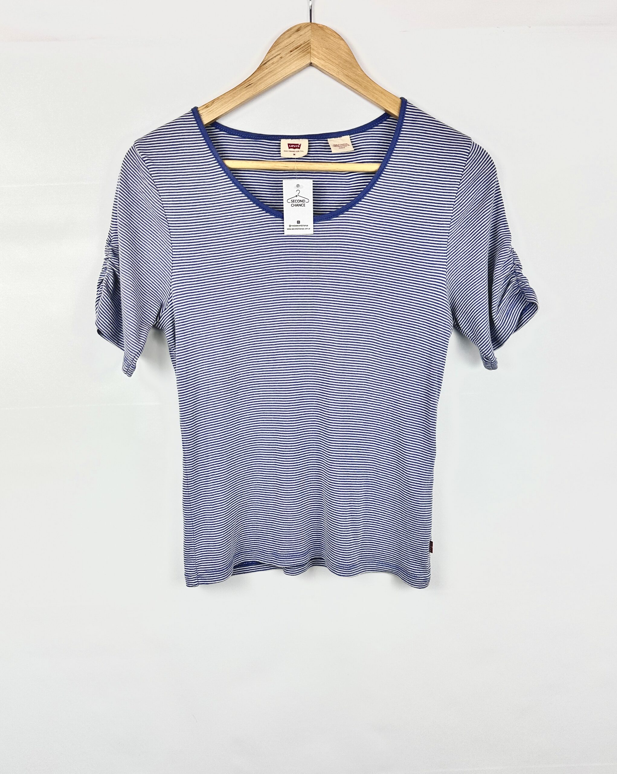 REMERA RAYADA CELESTE LEVIS (M)