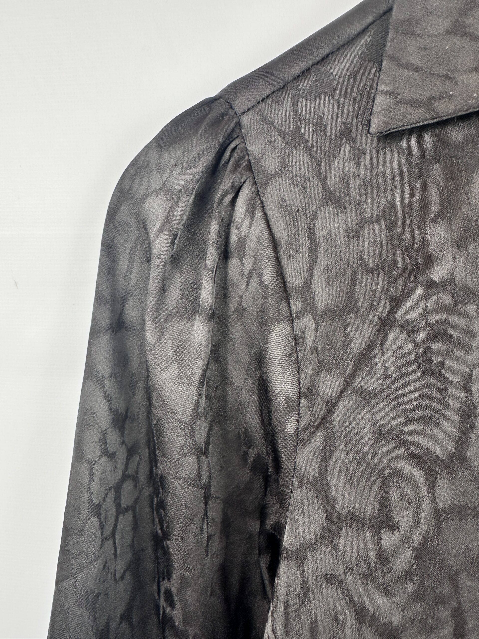 CAMISA NEGRA GRABADO ANIMAL PRINT MICHAER KORS (M) - Imagen 2
