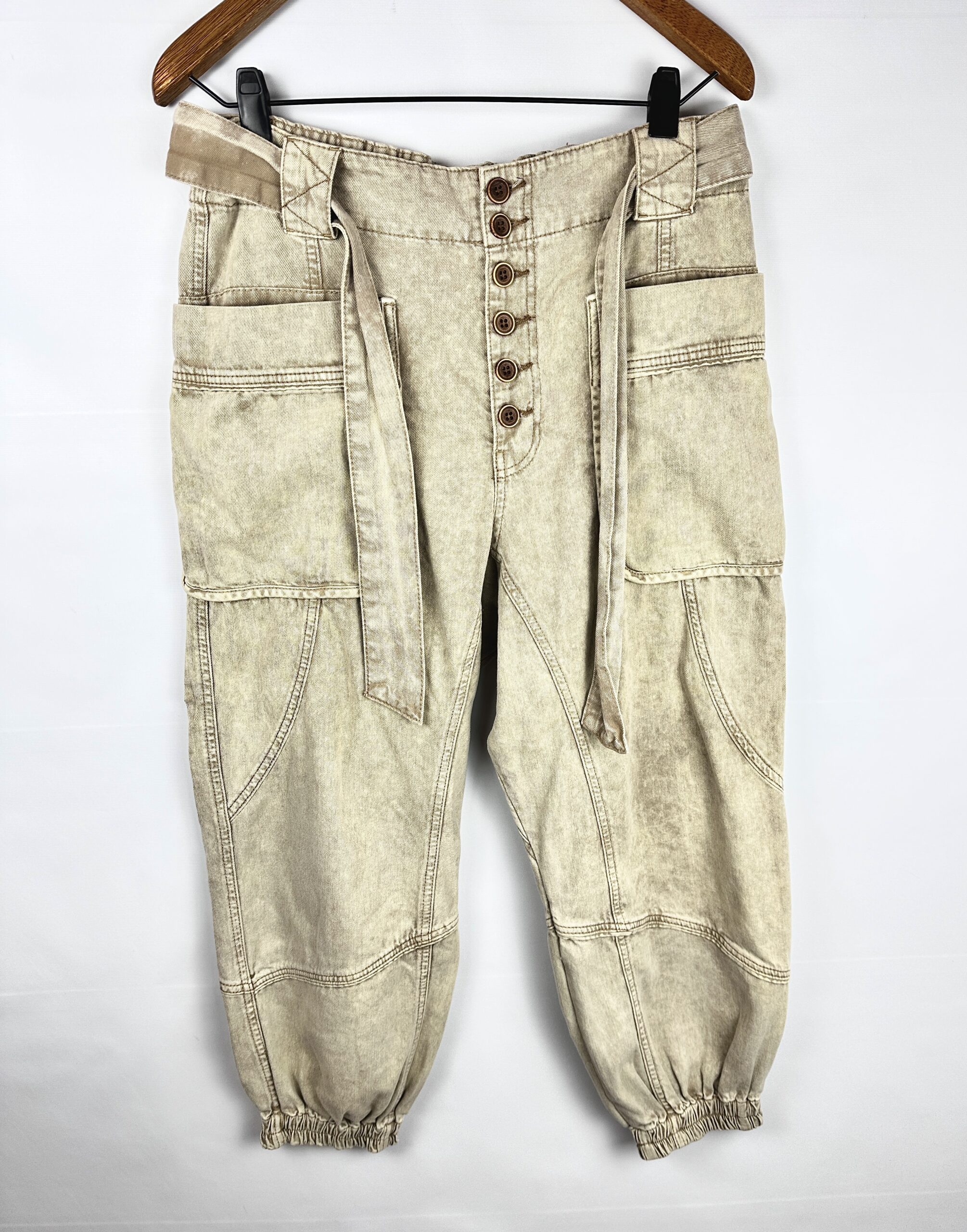 JEAN BABUCHA FREE PEOPLE BOTONES DELANTEROS BEIGE (M)