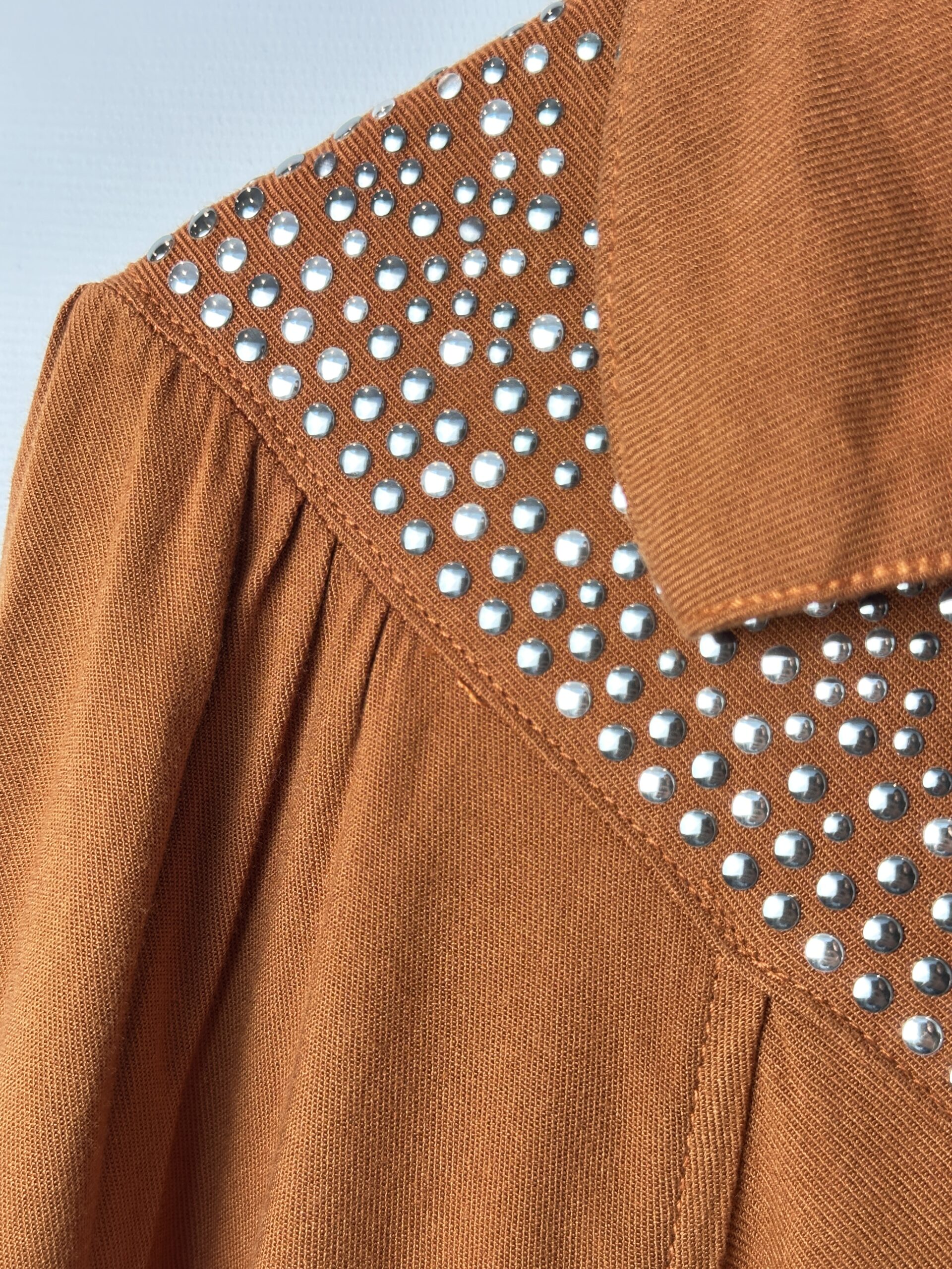 CAMISA VESNA MARRON + STRASS (L) - Imagen 2