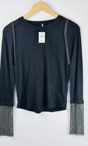 CAMISETA NEGRA FREE PEOPLE CON STRASS EN LAS MANGAS (XS)