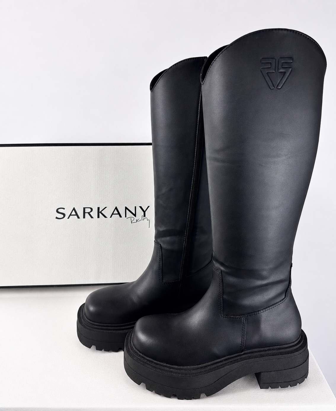 BOTAS NEGRAS CAÑA ALTA ESTILO CHUNKY SARKANY (38)