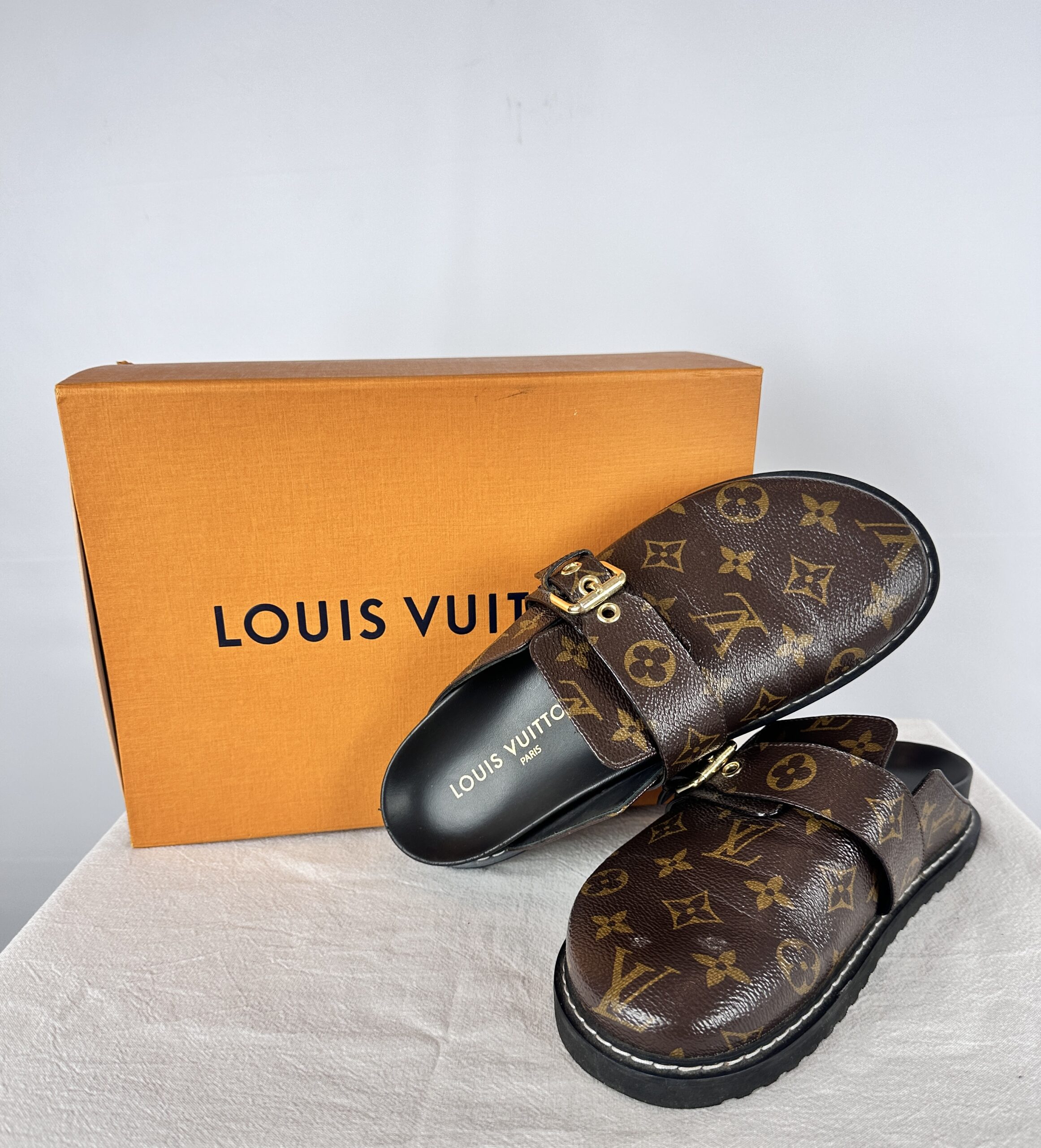 ZUECO PLANO LOUIS VUITTON MARRONES ORIGINALES CON CAJA (38)
