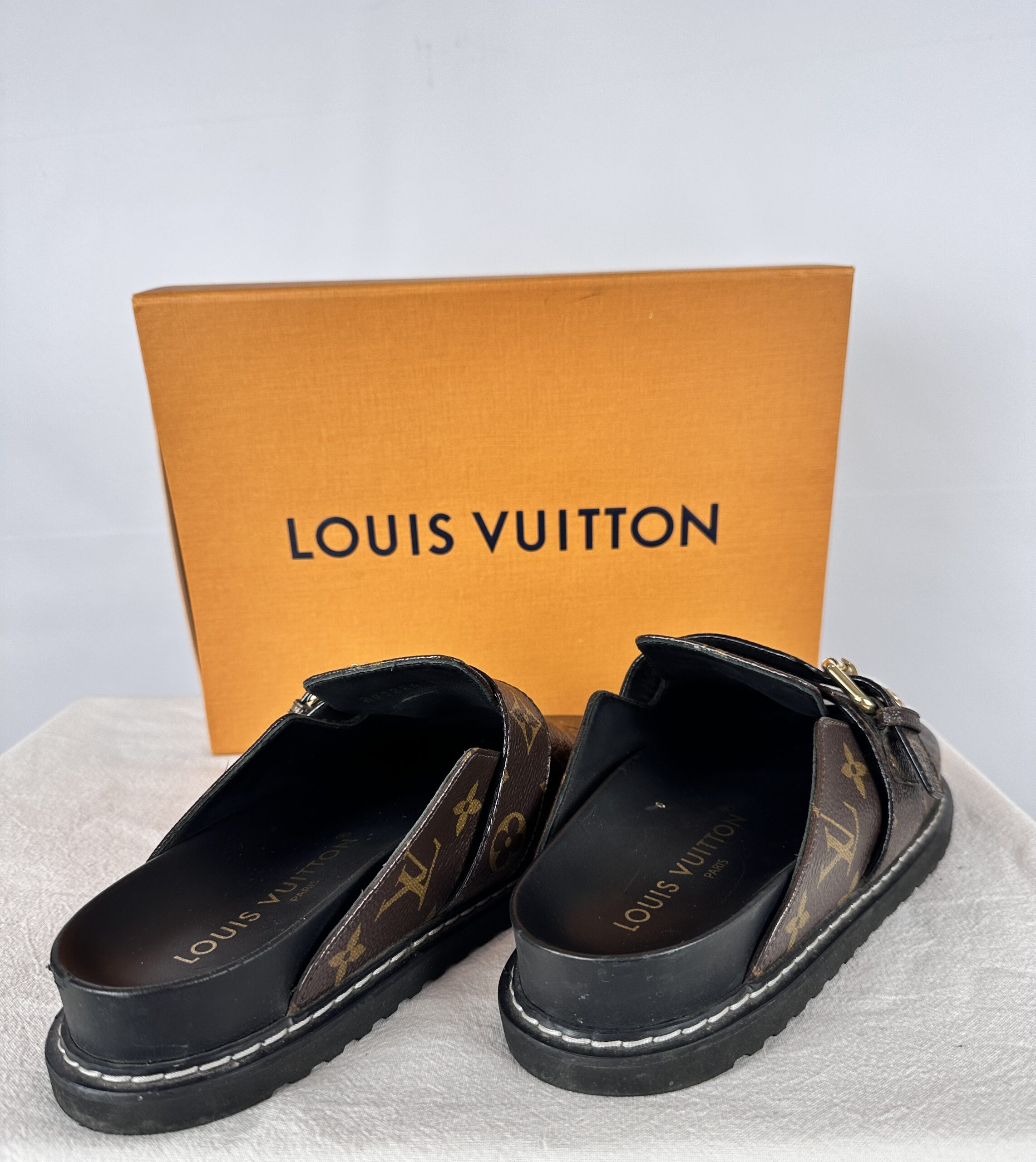 ZUECO PLANO LOUIS VUITTON MARRONES ORIGINALES CON CAJA (38) - Imagen 3