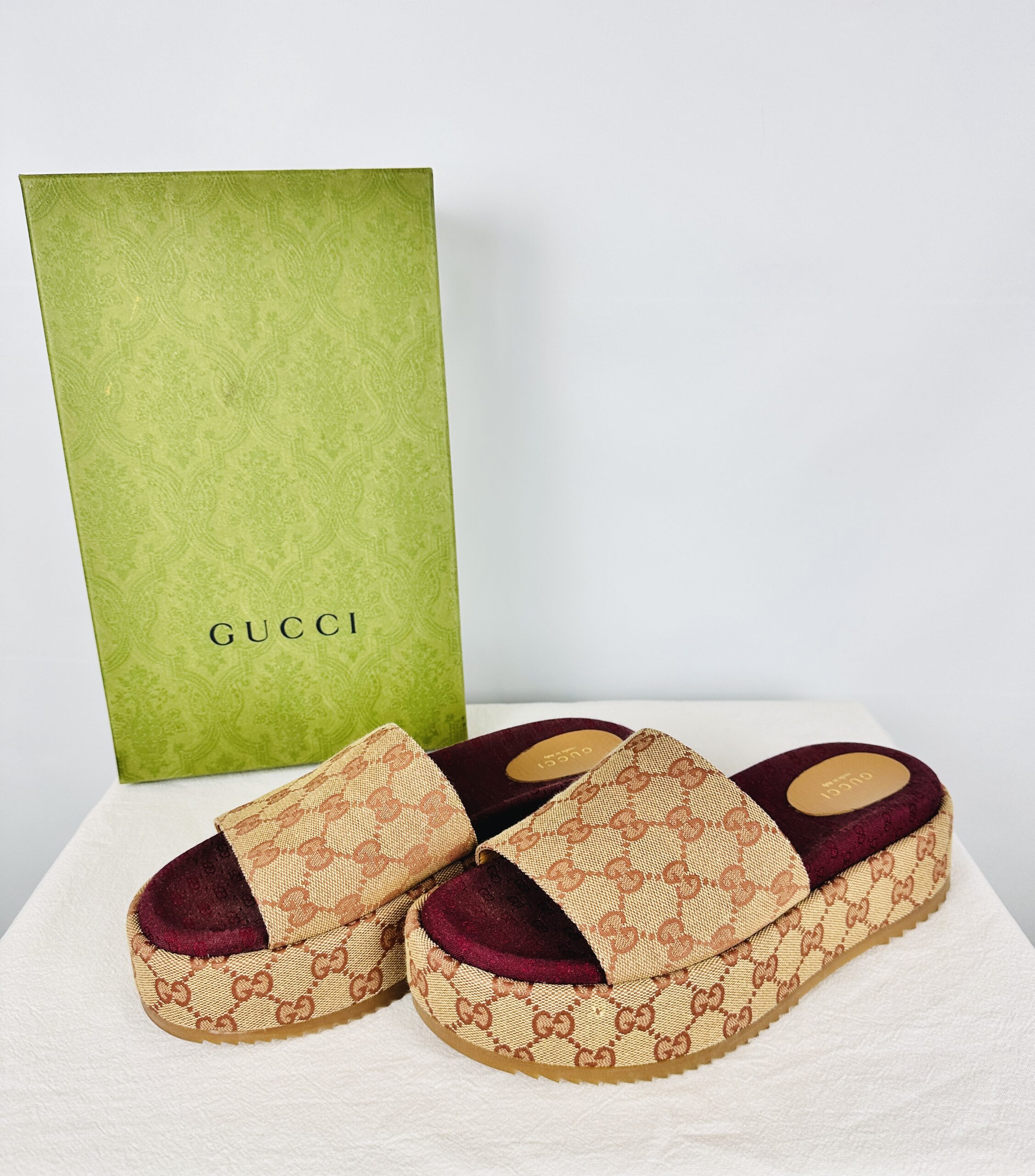 SANDALIAS PLATAFORMA GUCCI COLOR BEIGE + BORDÓ ORIGINALES CON CAJA (38)