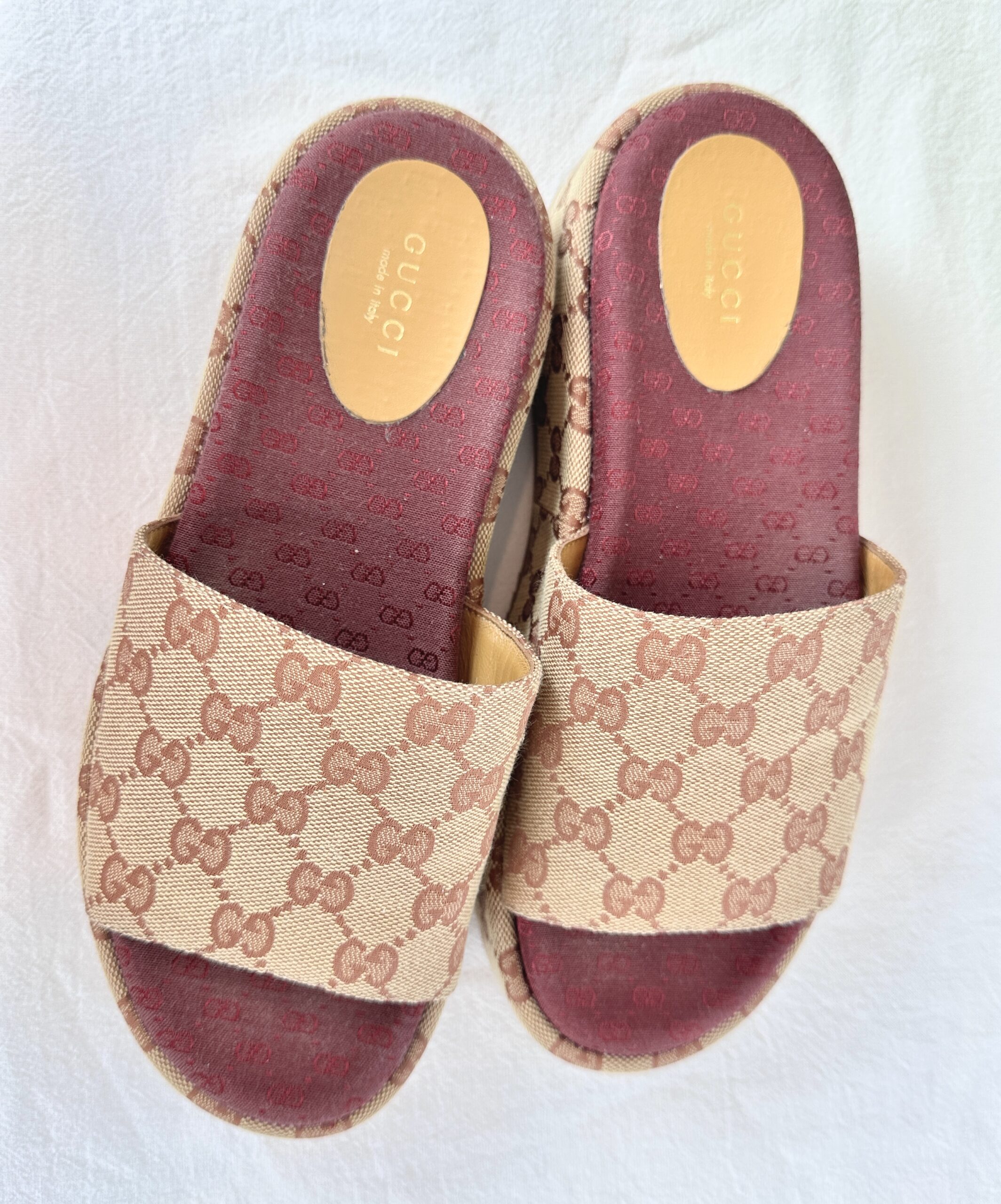 SANDALIAS PLATAFORMA GUCCI COLOR BEIGE + BORDÓ ORIGINALES CON CAJA (38) - Imagen 4
