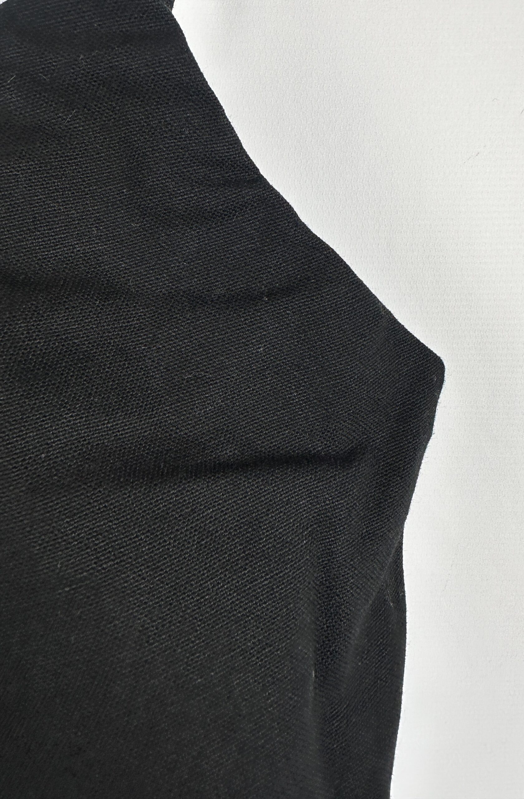 MUSCULOSA NEGRA + FRUNCE CON CIERRE EN LA ESPALDA FUR (M) - Imagen 2