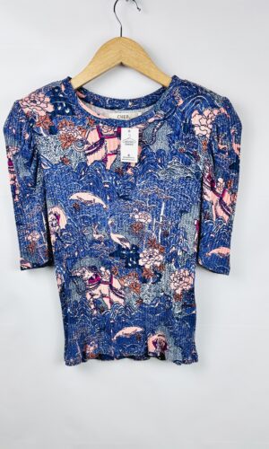 BLUSA ESTAMPADA CON HOMBRERAS CHER (M)