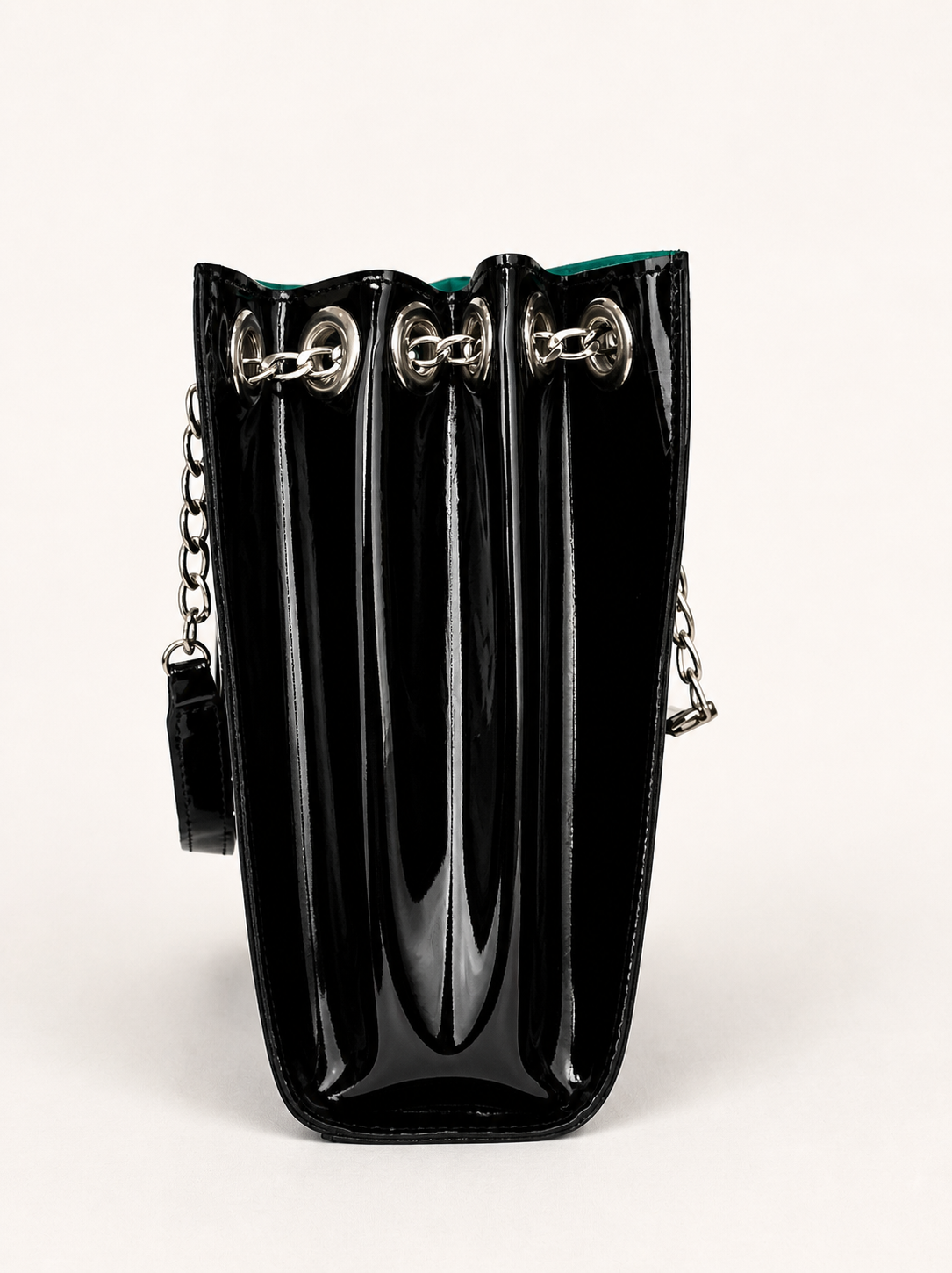 CARTERA NEGRA CHAROLADA CON INTERIOR EN GAMUZA LORIE MANDHOO - Imagen 2