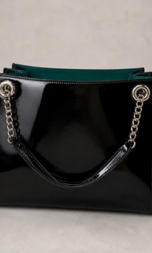 CARTERA NEGRA CHAROLADA CON INTERIOR EN GAMUZA LORIE MANDHOO