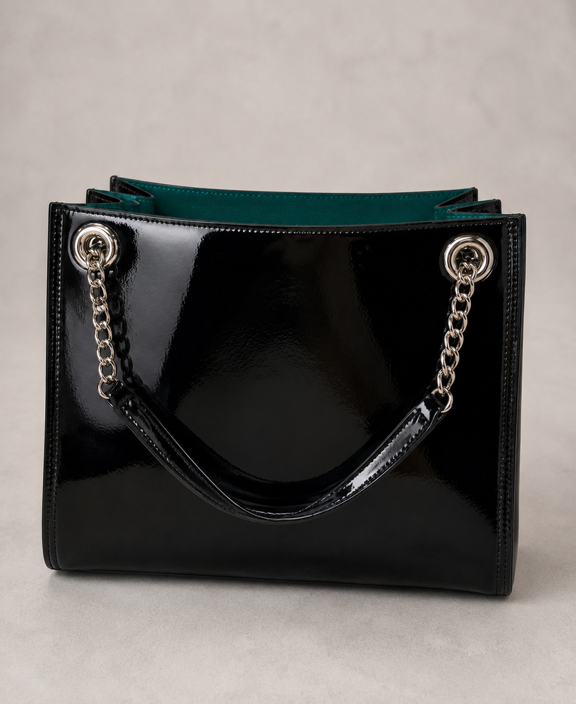 CARTERA NEGRA CHAROLADA CON INTERIOR EN GAMUZA LORIE MANDHOO